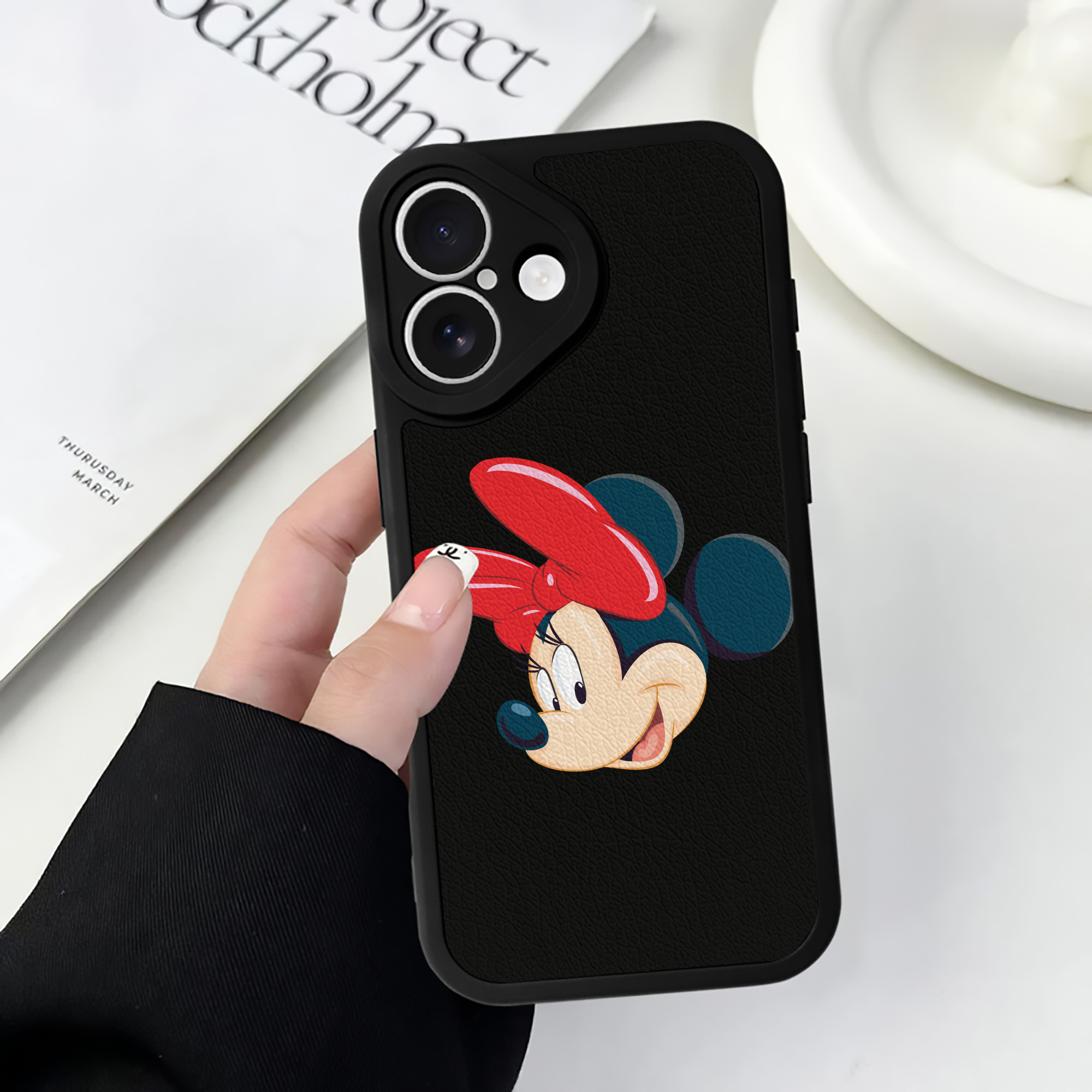 （画像用） ミッキーマウス Mickey Mouse 【iPhone 16シリーズ対応】シリコンスマホケース（レザー調） 材質：シリコン